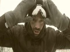 Киевляне ездят по городу на лыжах и сноубордах (Видео)