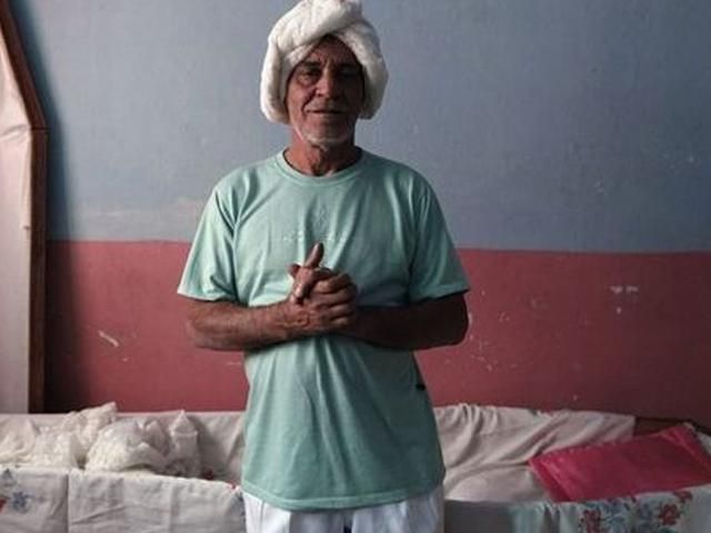 Чоловік спить у труні вже 23 роки (Фото) Чоловік спить у труні вже 23 роки (Фото)