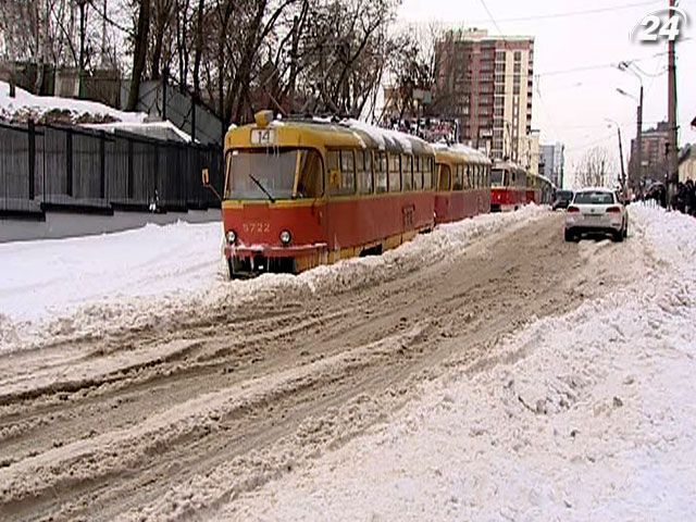 У Києві не пройти, не проїхати: машини грузнуть, трамваї стоять (Відео)