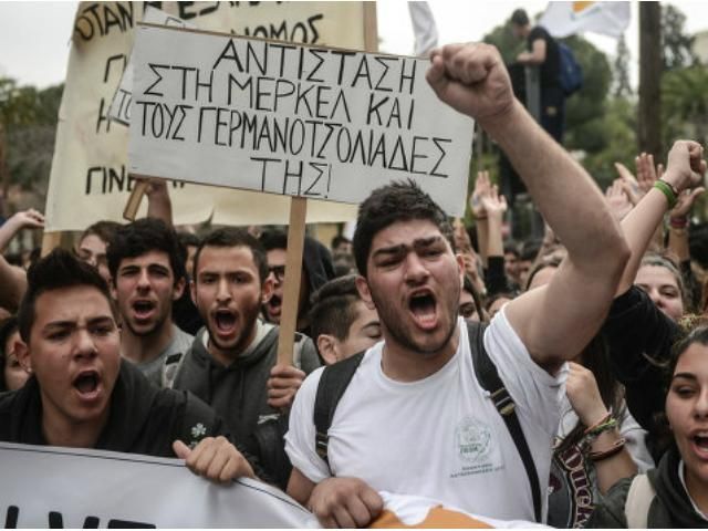 Киприотские школьники вышли на массовую акцию протеста (Фото)