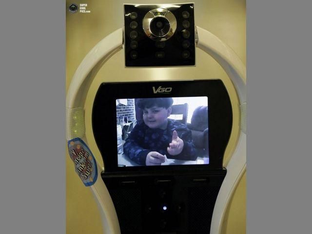 Замість хворого хлопчика в школу ходить робот (Фото) Замість хворого хлопчика в школу ходить робот (Фото)