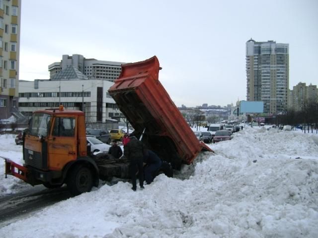 Из-за свалки "чужого снега" под домом киевляне избили коммунальщика