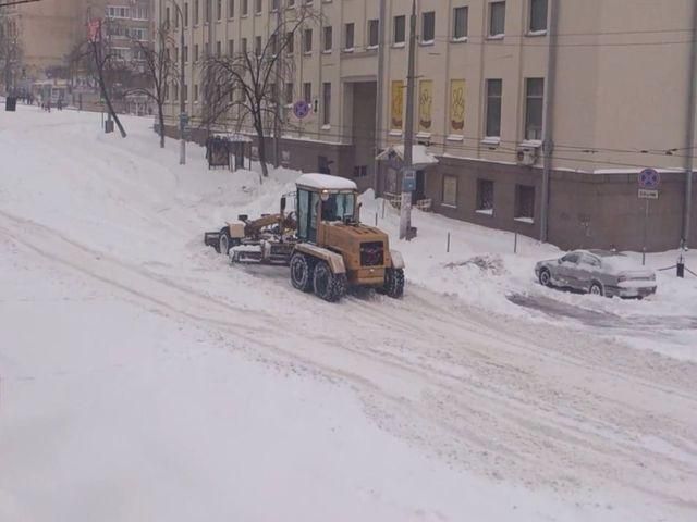 Снег отрезал киевскую Оболонь от остального города