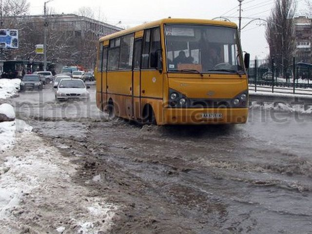У Києві прорвало трубу і затопило Московський проспект У Києві прорвало трубу і затопило Московський проспект