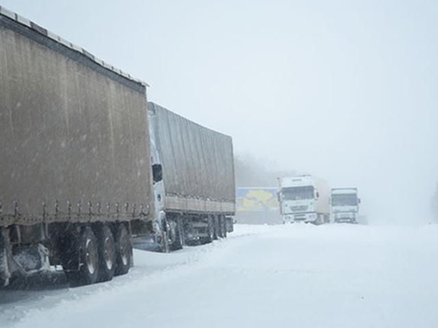 На українсько-російському кордоні стоять майже 800 вантажівок