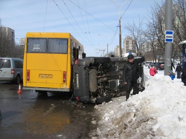 У Сумах кросовер на великій швидкості влетів у зупинку і перекинувся (Фото)