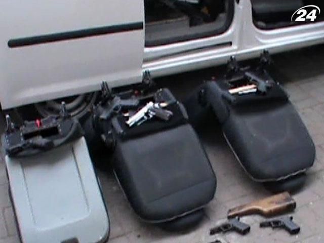 Українець намагався ввезти на територію держави 11 пістолетів Українець намагався ввезти на територію держави 11 пістолетів