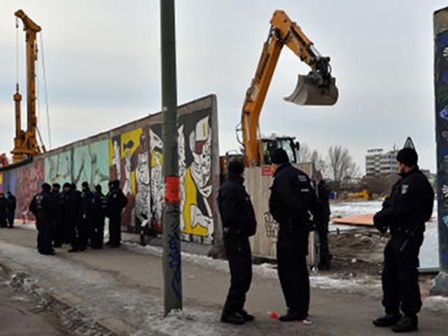 Зруйнована частина збереженої Берлінської стіни Зруйнована частина збереженої Берлінської стіни