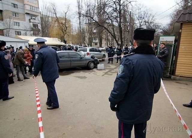 Стрельба в Одессе: кровь, милиция и пули в автомобилях (Фото) Стрельба в Одессе: кровь, милиция и пули в автомобилях (Фото)