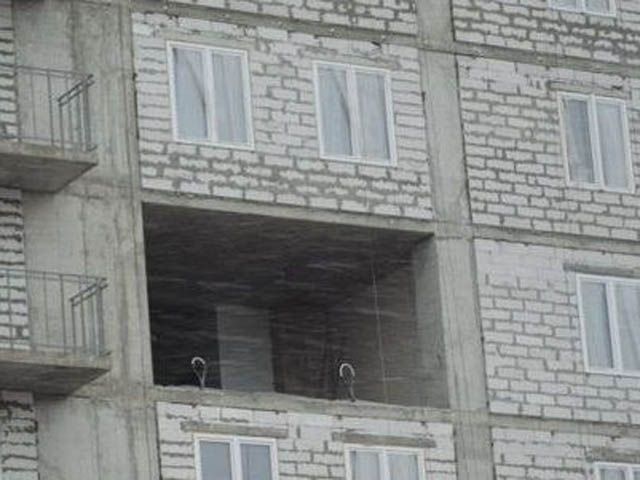 В Донецкой новостройке выпала часть стены (Фото) В Донецкой новостройке выпала часть стены (Фото)