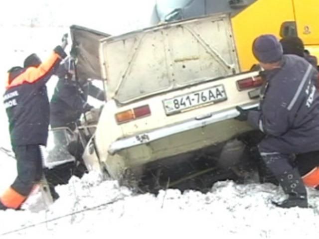 На Днепропетровщине легковушка столкнулась с грузовиком (Видео)