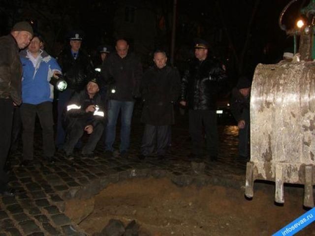 В Севастополе посреди дороги образовалась полутораметровая яма (Фото)