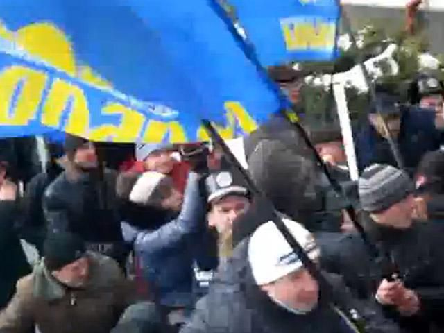 В Хмельницком возникла драка между националистами и регионалами (Видео)