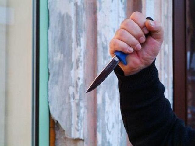 В Полтаве парень защитил девушку и получил удар ножом в пах В Полтаве парень защитил девушку и получил удар ножом в пах