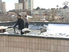 Волонтеры спасают Киев от снежных завалов