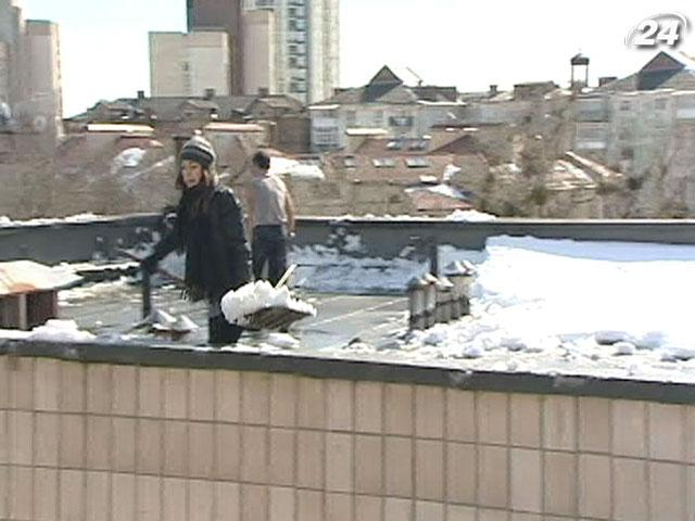 Волонтеры спасают Киев от снежных завалов