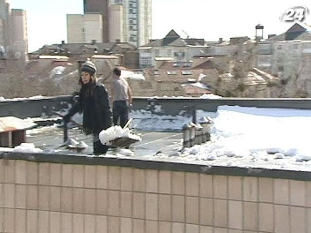 Волонтеры спасают Киев от снежных завалов Волонтеры спасают Киев от снежных завалов