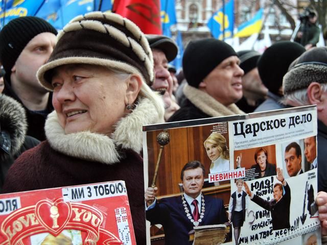 Оппозиция говорит, что за "Вставай, Украина" никому не платит Оппозиция говорит, что за "Вставай, Украина" никому не платит