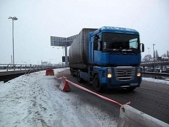 На Тернопільщині перекинулась фура: у заторі стоїть півсотні автомобілів