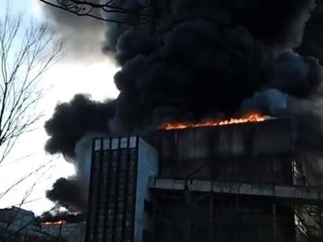 Пожежники гаситимуть пожежу на Вуглегірській ТЕС до завтрашнього ранку 