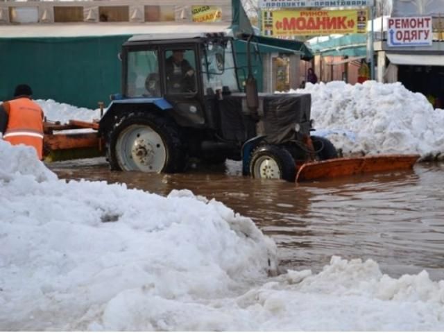 У Києві вже підтопило вулиці (Фото) У Києві вже підтопило вулиці (Фото)