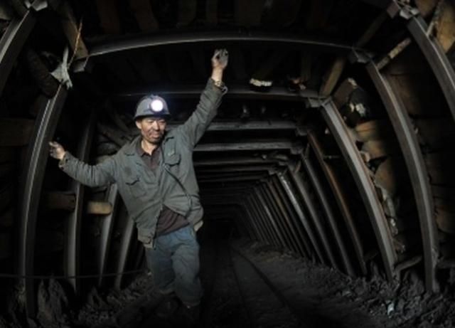 У Тибеті дві тисячі рятувальників досі не знайшли під завалами жодного гірника У Тибеті дві тисячі рятувальників досі не знайшли під завалами жодного гірника