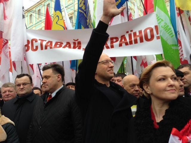 В опозиції кажуть, що зібрали на мітинг у Чернівцях 7 тисяч людей (Фото) В опозиції кажуть, що зібрали на мітинг у Чернівцях 7 тисяч людей (Фото)