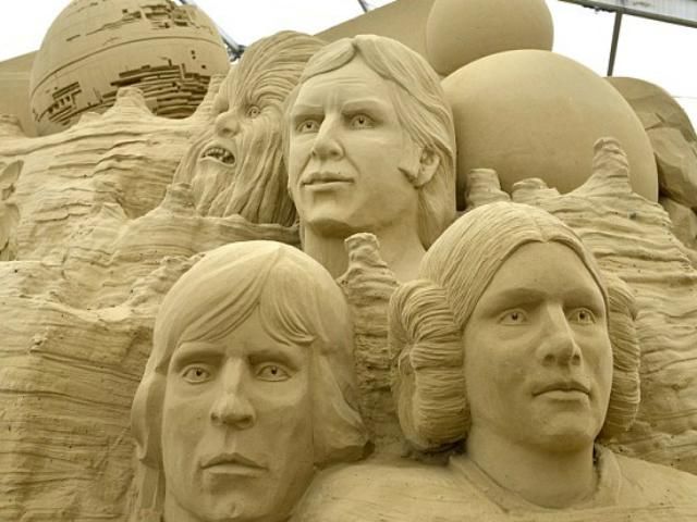 У Британії створили піскові скульптури героїв "Зоряних воєн" (Фото) У Британії створили піскові скульптури героїв "Зоряних воєн" (Фото)