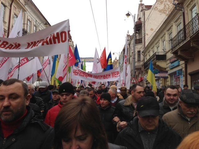 Перед митингом оппозиции в Черновцах сорвали баннер "Кличко - наш президент" (Видео)