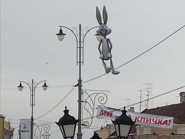 Черновцы "атаковали" гигантские надувные кролики (Фото)