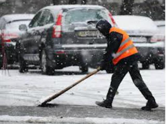 В Киеве пострадал коммунальщик, посыпавший дорогу В Киеве пострадал коммунальщик, посыпавший дорогу