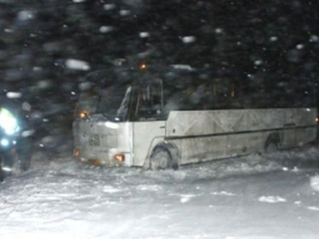 На Львівщині рятувальники визволили з-під снігу автобус із 42 туристами На Львівщині рятувальники визволили з-під снігу автобус із 42 туристами