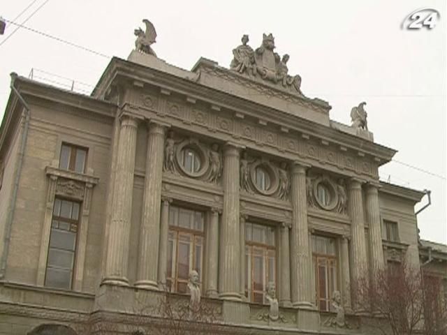 Скульптурная композиция театра им. Горького на грани разрушения Скульптурная композиция театра им. Горького на грани разрушения