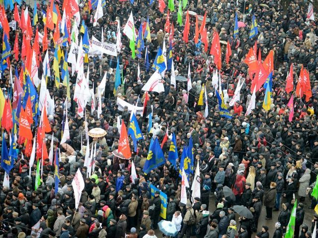 У Чернівцях 7 тисяч людей вийшли на акцію "Вставай, Україно" (Фото)