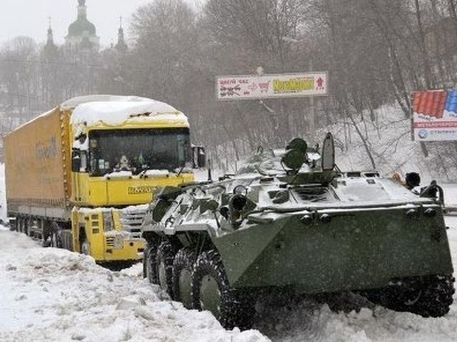 На трассах Украины дежурят бронетранспортеры Внутренних войск