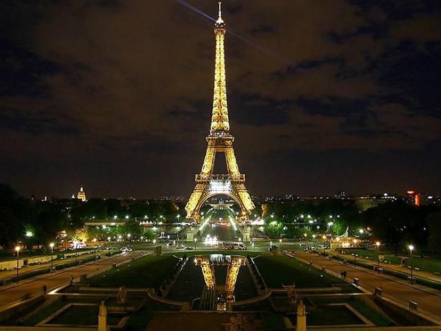 У Парижі "замінували" Ейфелеву вежу 