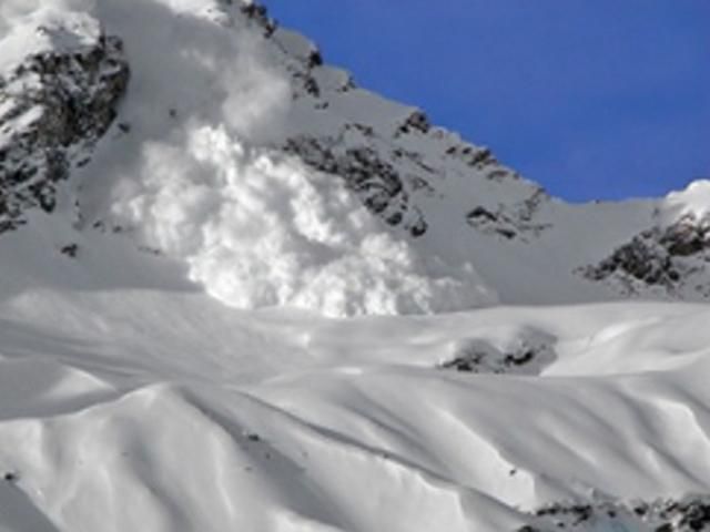 В Карпатах до сих пор опасность схода лавин В Карпатах до сих пор опасность схода лавин