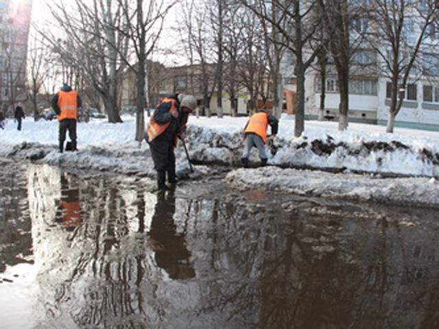 Талий сніг затоплює столичні квартири