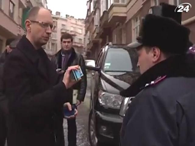 Оппозиция требует выяснить, кто и почему следил за Яценюком Оппозиция требует выяснить, кто и почему следил за Яценюком