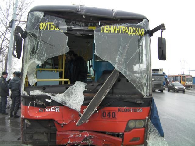 У Росії автобус збив людей на зупинці: 3 особи загинули (Фото)