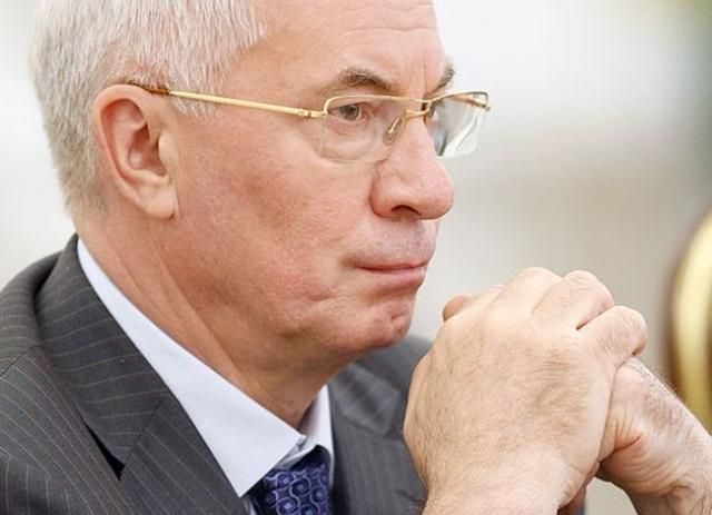 Азаров думає, як після пожежі на ТЕС допомогти жителям Світлодарська Азаров думає, як після пожежі на ТЕС допомогти жителям Світлодарська