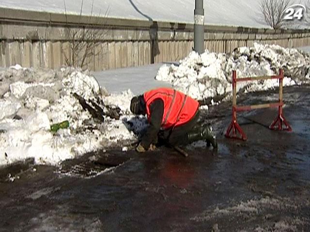 У Києві борються з таненням снігу: очищають зливостоки, залучають додаткову техніку
