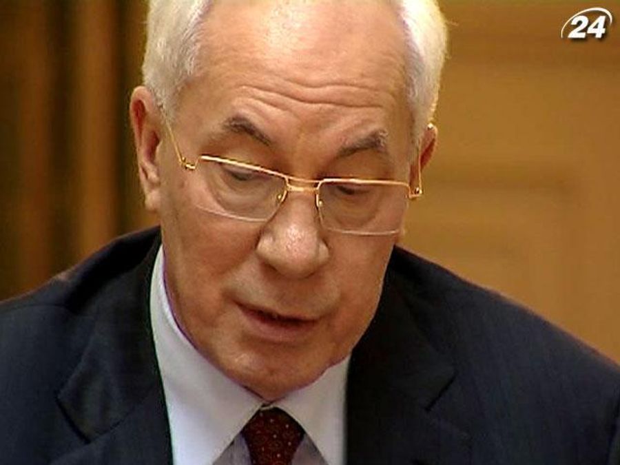 Азаров встретился с спасителями Киева от снега Азаров встретился с спасителями Киева от снега