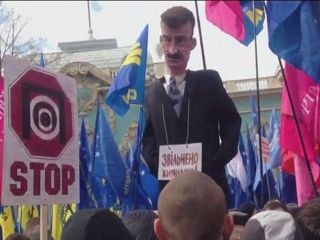 Опозицію не пускають у Раду, мітингувальники принесли іграшкового Попова