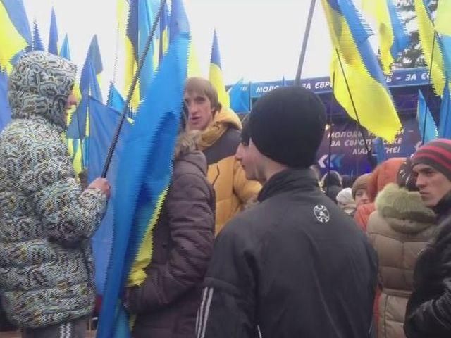 Під Верховною Радою зібрався "мітинг прихильників євроінтеграції" Під Верховною Радою зібрався "мітинг прихильників євроінтеграції"