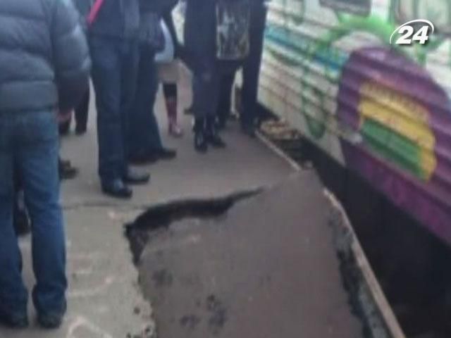 У Києві на залізничній станції обвалився перон (Відео)