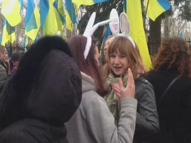 Провокация: на митинг оппозиции подходили люди, переодетые в кроликов Провокация: на митинг оппозиции подходили люди, переодетые в кроликов