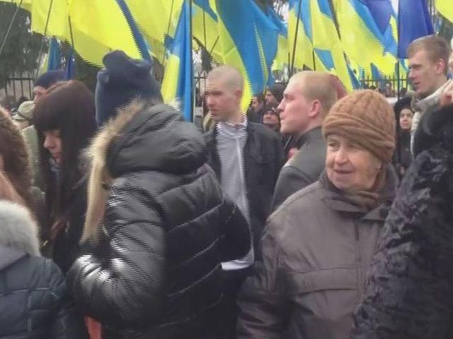Бритоголові молодики "просто гуляли" під час мітингу біля Ради Бритоголові молодики "просто гуляли" під час мітингу біля Ради