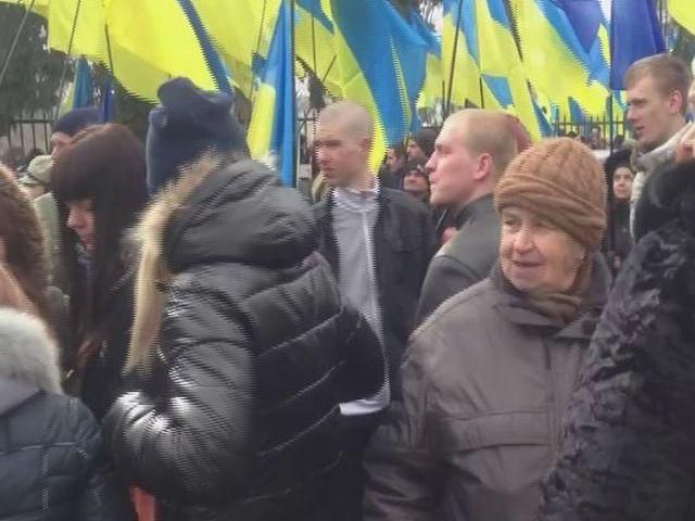 Бритоголові молодики "просто гуляли" під час мітингу біля Ради