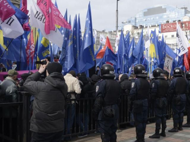 Під стінами Ради сутички між нардепами, протестувальниками і міліцією